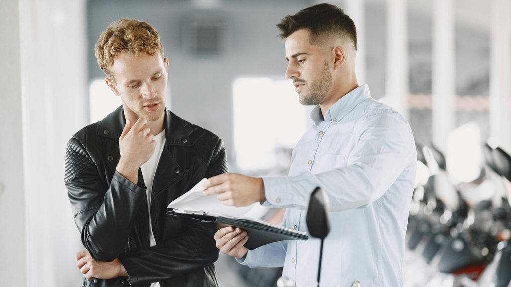 Entrepreneur having a customer discovery conversation with a potential customer